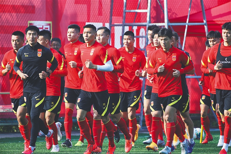 萨拉赫无缘利物浦欧冠名单，斯洛特称俱乐部必须作出回应；此前萨拉赫因未首发炮轰球队（萨拉赫落选利物浦欧冠名单，斯洛特称俱乐部须给出回应；其此前因未获首发公开抨击球队）