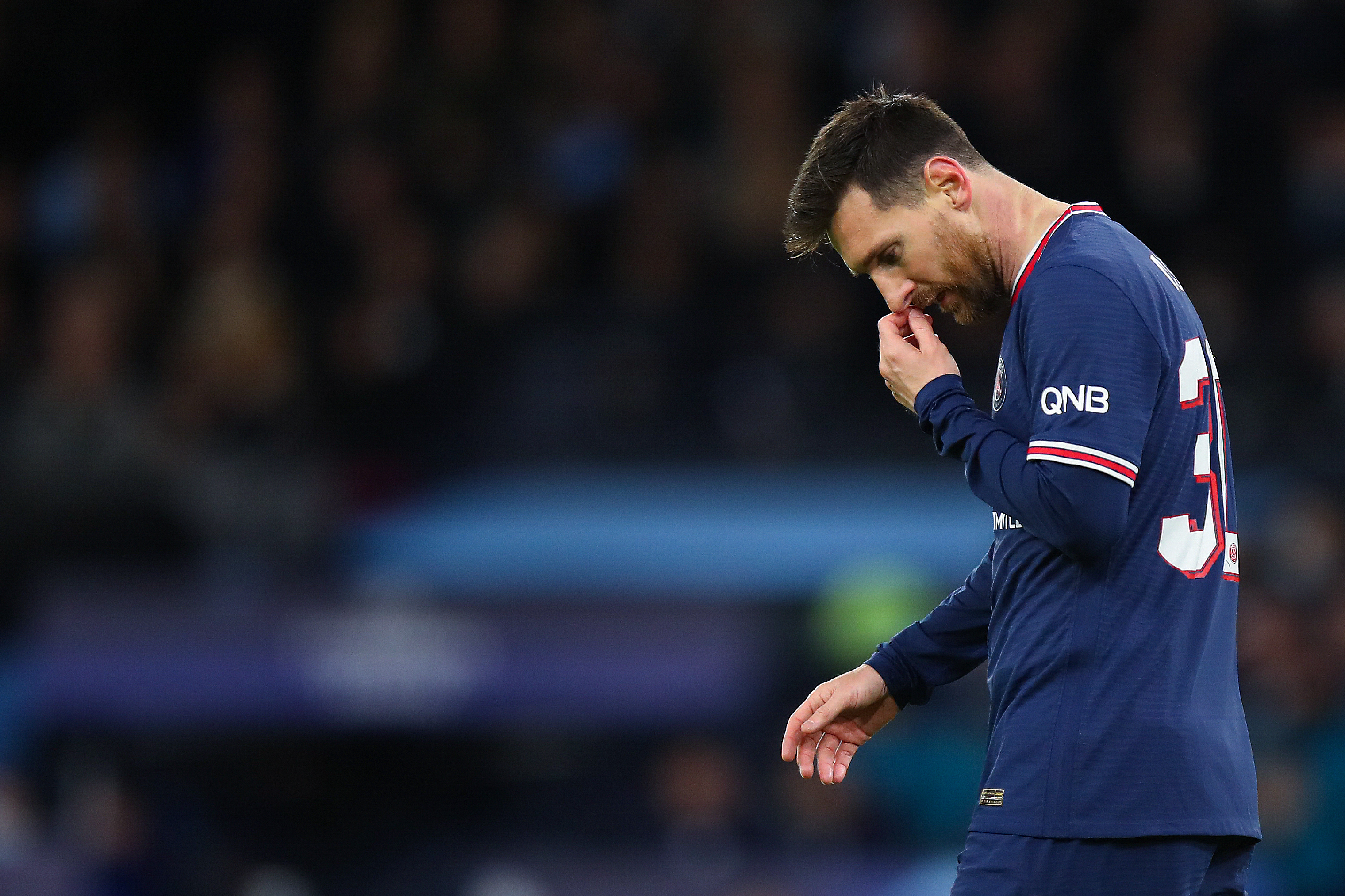 汪涵陪儿子参加马术比赛，嚼槟榔一脸享受，与老婆交替带娃引热议