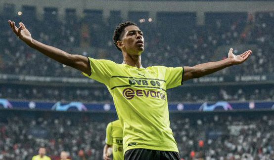 足协主席宋凯现身成都，徐正源、韦世豪、胡荷韬在酒店迎接（中国足协主席宋凯抵达成都，徐正源、韦世豪、胡荷韬在酒店迎候）