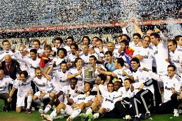 篮球CBA赛场出现精彩扣篮