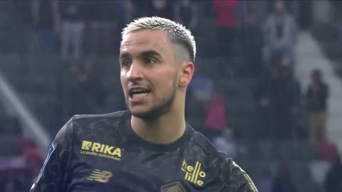 打进个人赛季德甲首球，丘库埃梅卡当选多特客战汉堡全场最佳（丘库埃梅卡收获赛季德甲首球，获评多特客场对阵汉堡全场最佳）