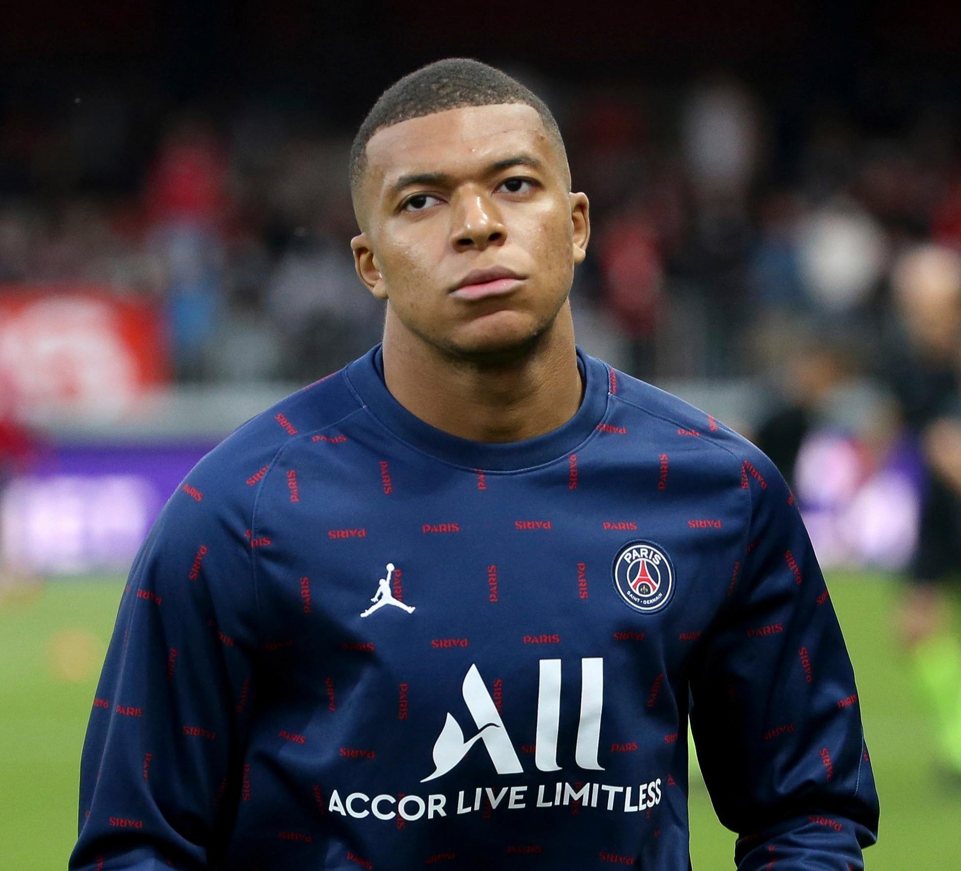 西媒：法兰克福球迷损坏诺坎普设施，巴萨向其索赔6100欧（西媒称：诺坎普设施遭损坏，巴萨向法兰克福球迷索赔6100欧元）