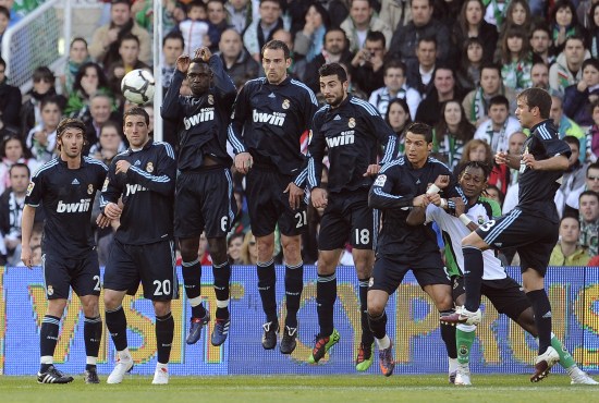 英格兰前腰之争白热化，贝林厄姆面临英超群星挑战（英格兰前腰位置竞争升温，贝林厄姆迎英超众星冲击）