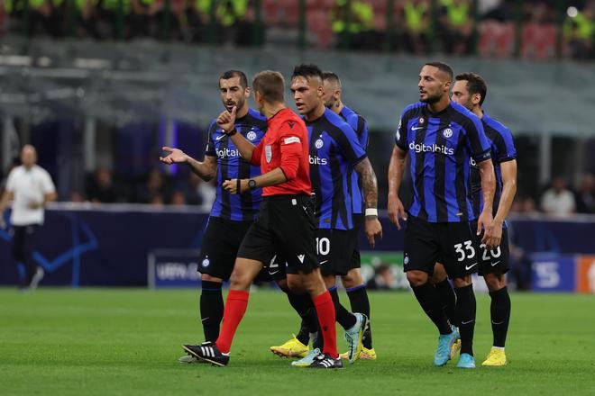 女友：差点因奥尔莫嚼口香糖声音大而搬家，若分手真得上头条（女友爆料：险因奥尔莫嚼口香糖太响搬家，真分手准上头条）