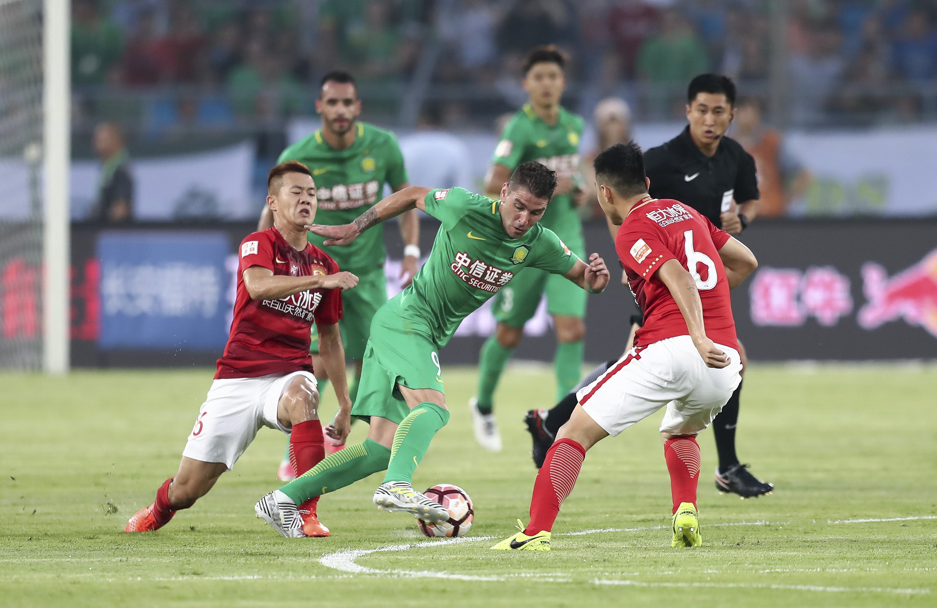 强强较量，巴黎vs拜仁是欧冠联赛阶段首次前两名球队直接交手（欧冠赛场首度上演榜首双雄正面对决：巴黎大战拜仁）