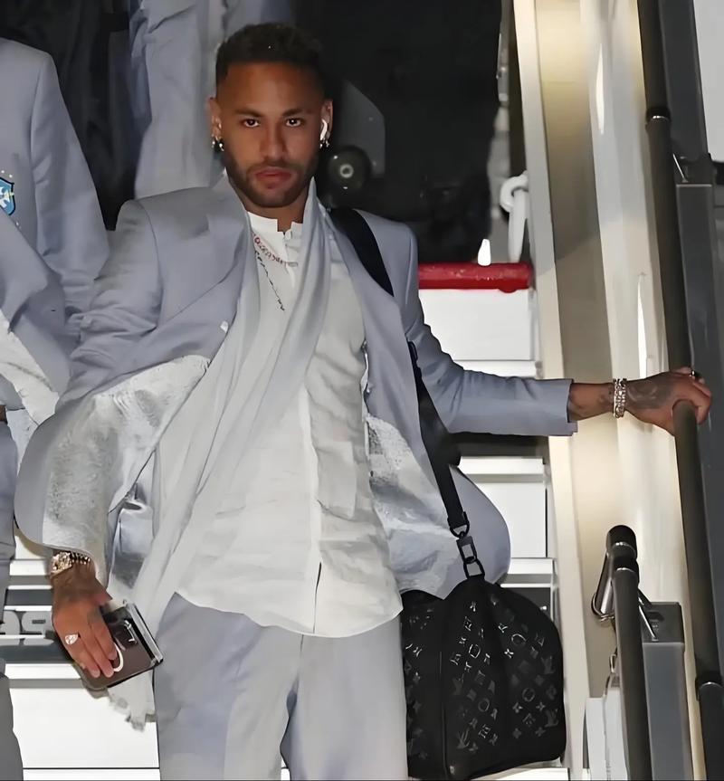 巴萨梅西进球破纪录欧冠历史时刻（梅西一球改写纪录，巴萨欧冠定格历史瞬间）